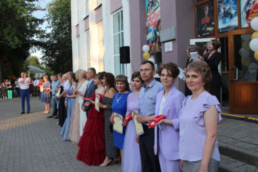 Выпускников Жуковки проводили во взрослую жизнь овациями на площади города