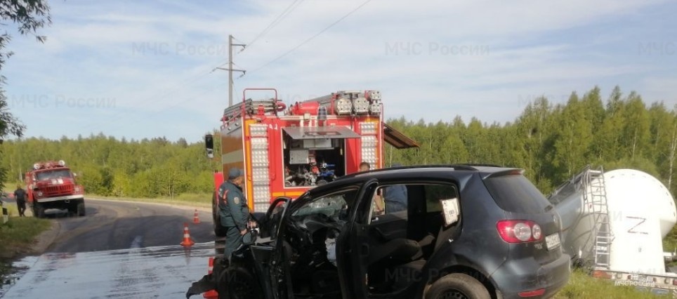 Под Жуковкой автоцистерна протаранила легковушку и съехала в кювет