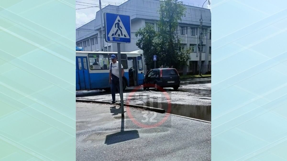 В Брянске возле БГТУ произошло ДТП с троллейбусом