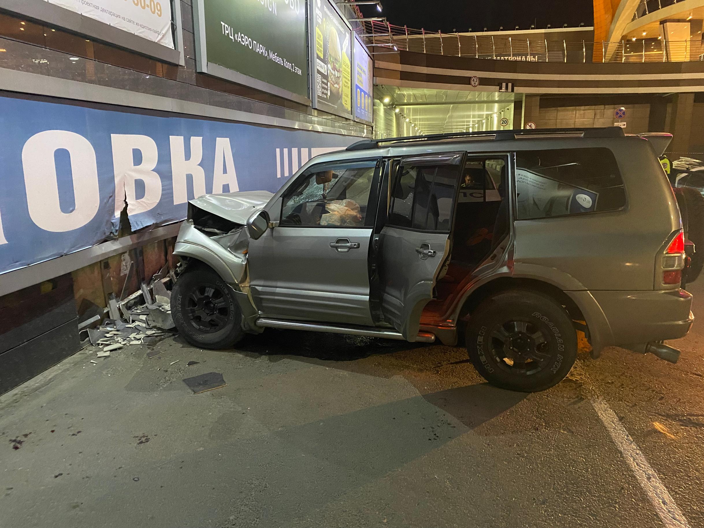 В Брянске автоледи без прав перепутала газ с тормозом и врезалась в стену «Аэропарка»