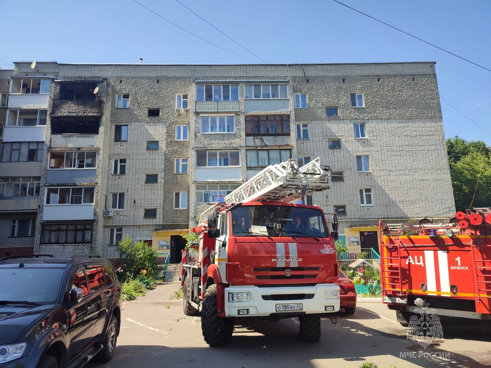 В Брянске из горящего дома на улице Советской спасатели эвакуировали 10 человек