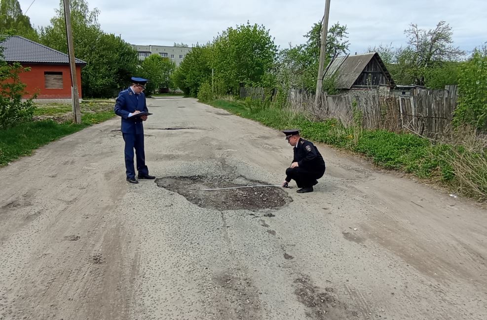 Дятьковского чиновника оштрафовали за разбитые дороги