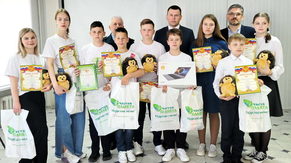 В Брянске наградили победителей экологической акции «Сдай батарейку – спаси ежика Брянщины!»