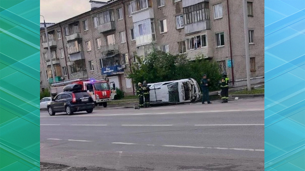 На улице Ульянова в Брянске опрокинулся легковой автомобиль