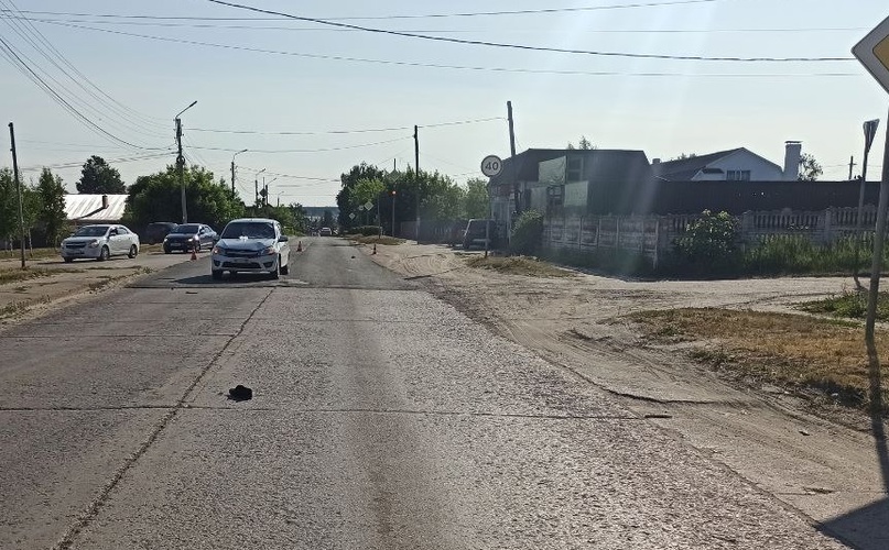 В брянском посёлке Навля пьяный 63-летний пешеход угодил под колёса легковушки