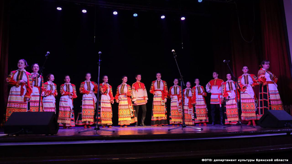 Коллектив брянского колледжа искусств выступил в Жуковке с концертом «Ради жизни на земле»