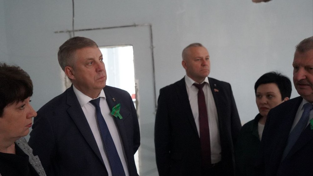 Губернатор Александр Богомаз проверил ход ремонта школы №3 в Фокино