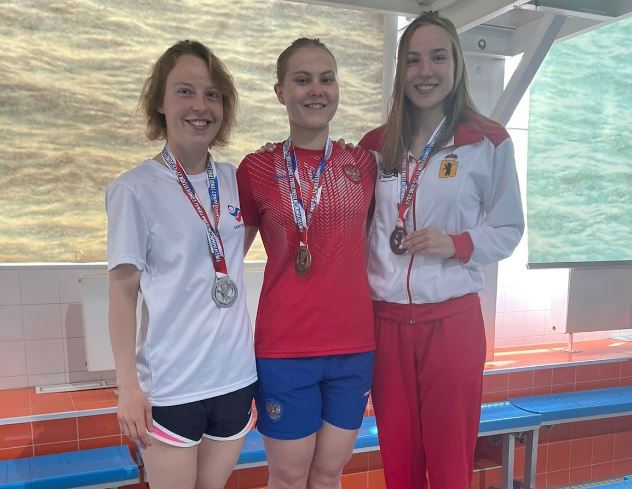 Брянская пловчиха завоевала четыре серебра на международных соревнованиях в Питере