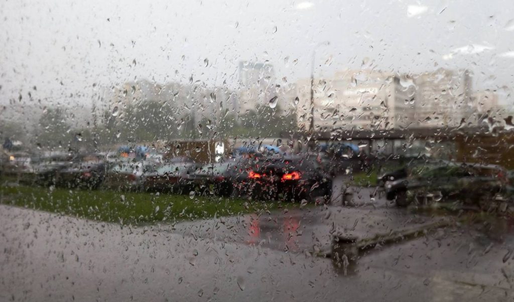 МЧС предупреждает брянцев о дожде и грозах 8 июня