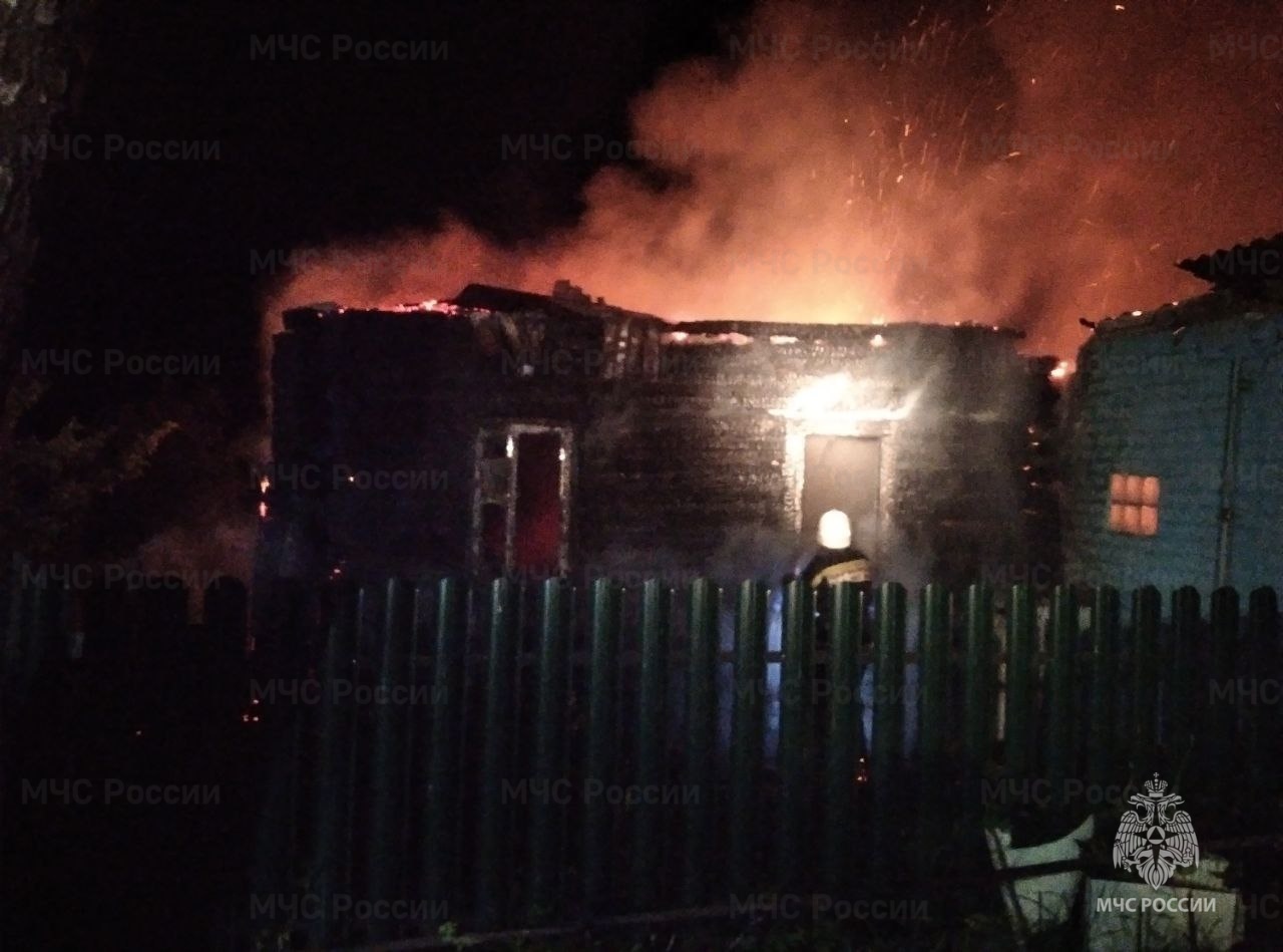В Красногорском районе Брянской области ночью сгорел жилой дом