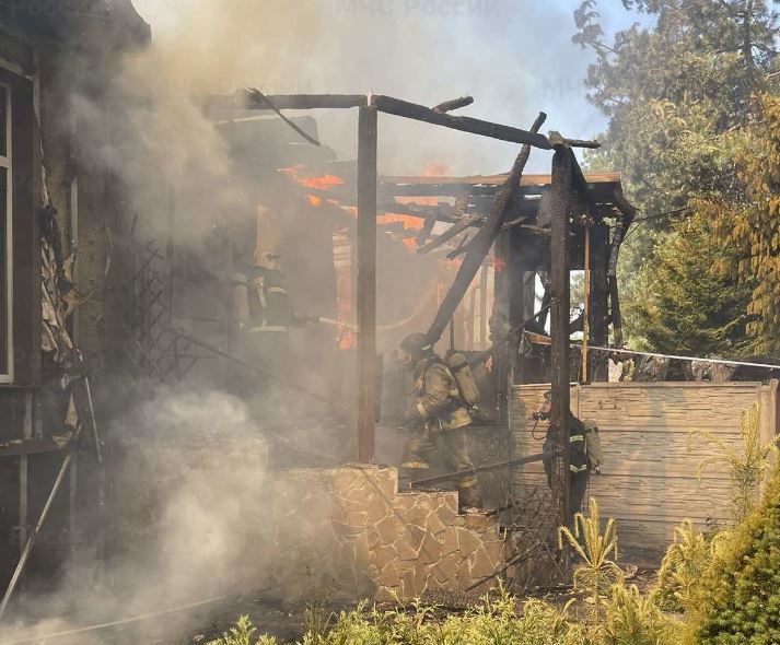 В Фокинском районе Брянска сгорел двухквартирный жилой дом