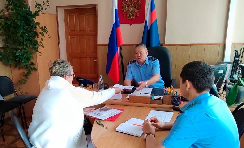 Зампрокурора Брянской области Доржиев выслушал жалобы жителей Почепа