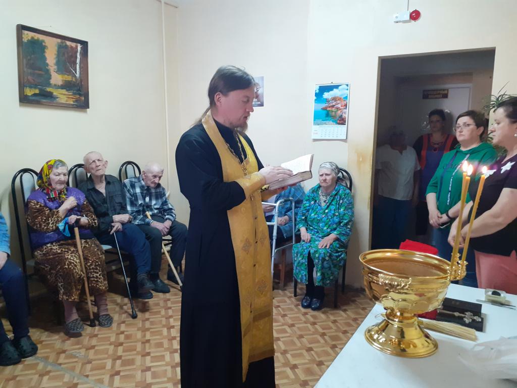 Священник посетил дом-интернат в брянском поселке Теплое