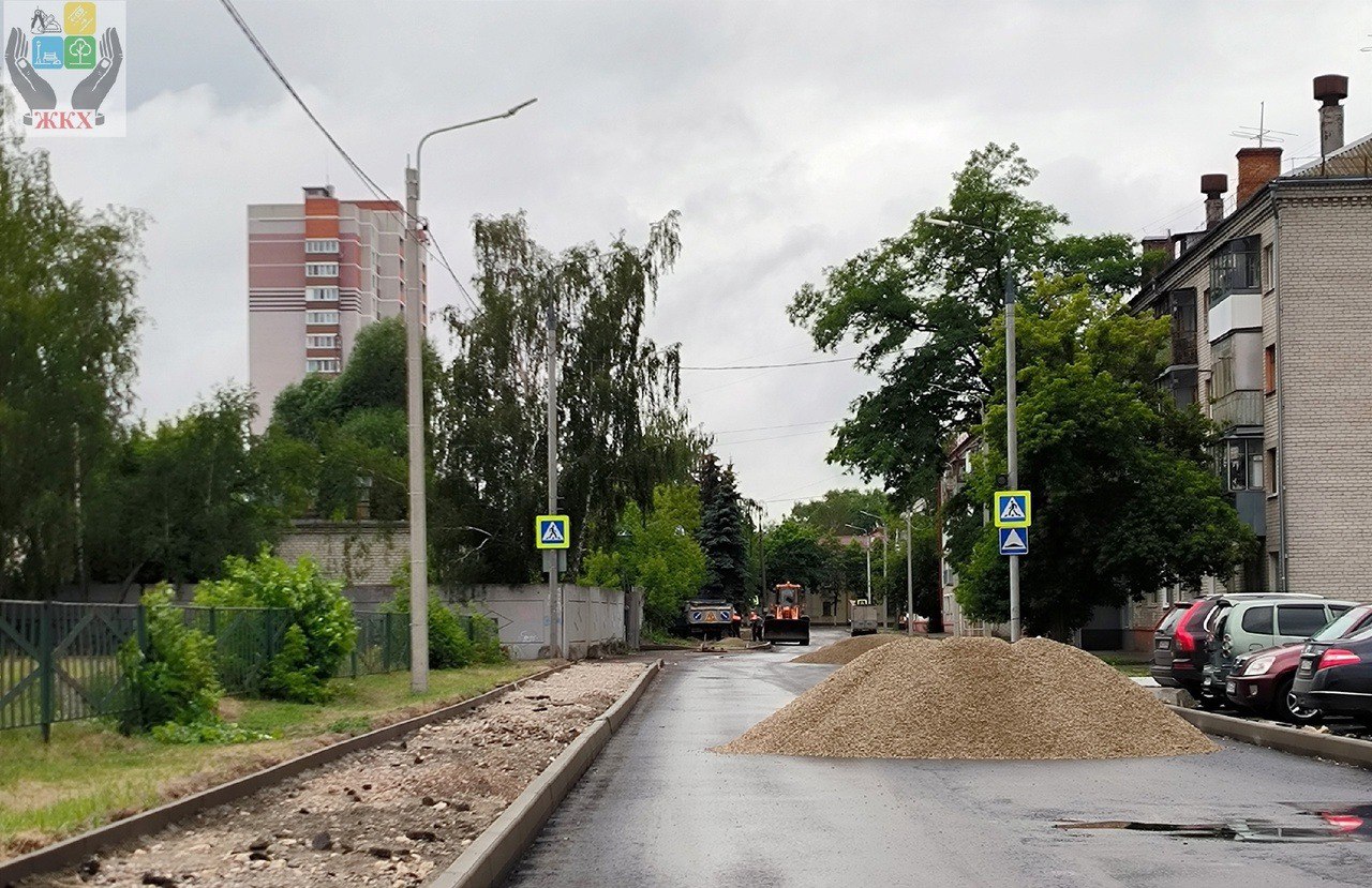 В Брянске на улице Одесской обустраивают тротуары по нацпроекту