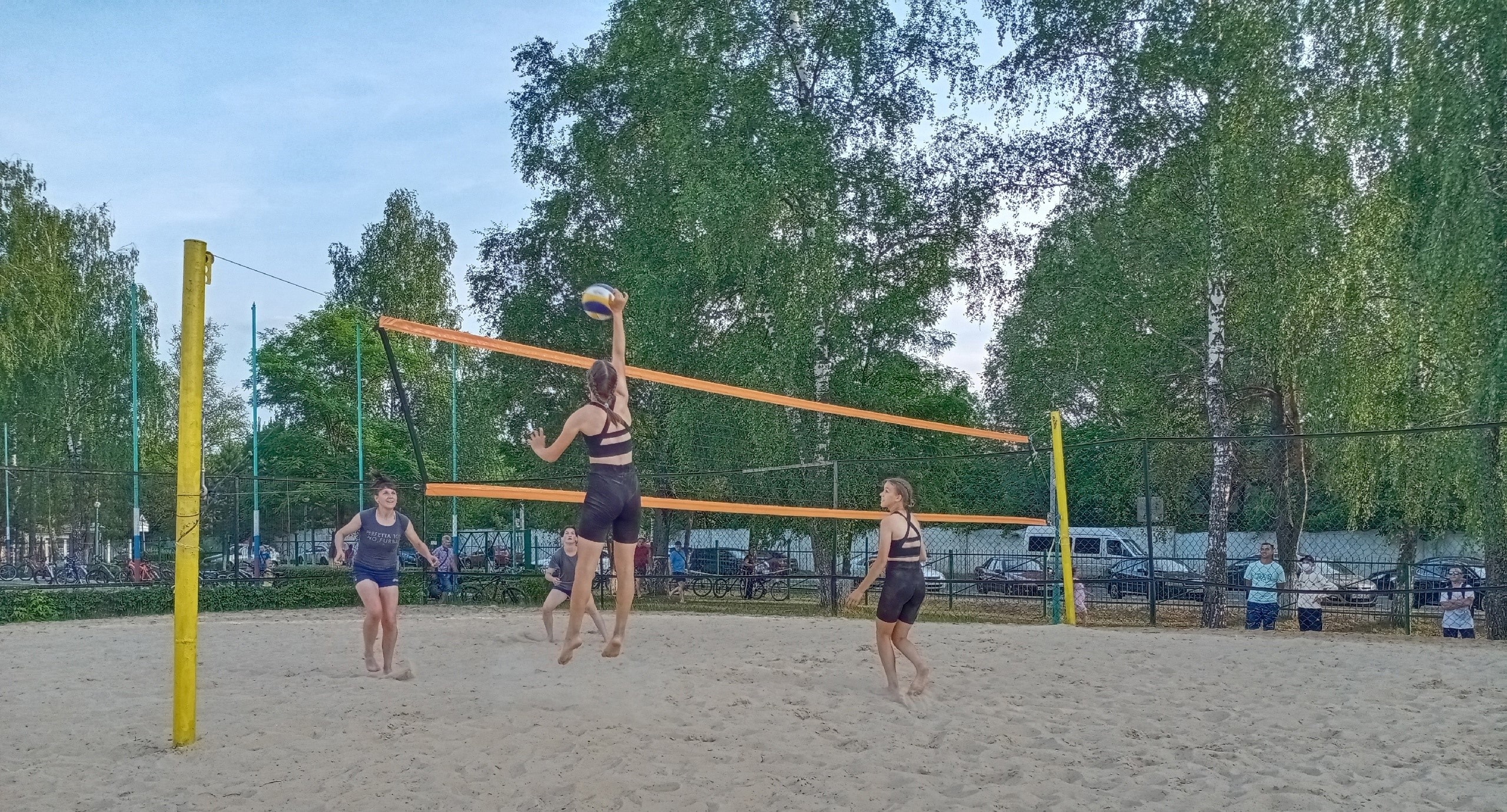 В Унече День молодёжи отметили турниром по пляжному волейболу