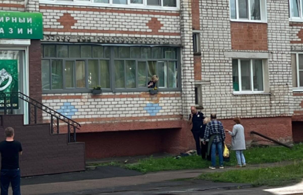 В Новозыбкове Брянской области мужчина выпал из окна пятого этажа
