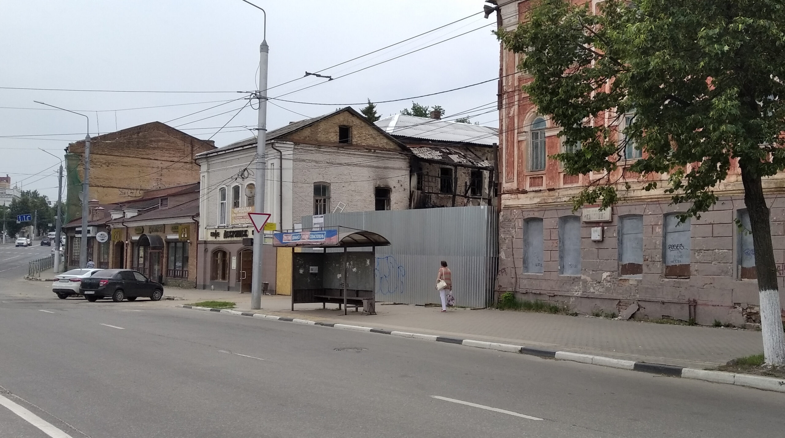 Возле остановки Набережная в Брянске началось строительство двухэтажной закусочной