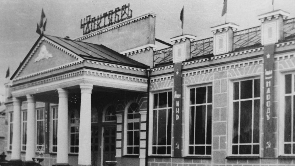 Брянцам показали архивную фотографию Жуковского Дома культуры