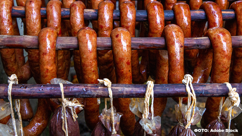 Жителям Брянской области сообщили, чем заменяют куриное мясо в колбасе