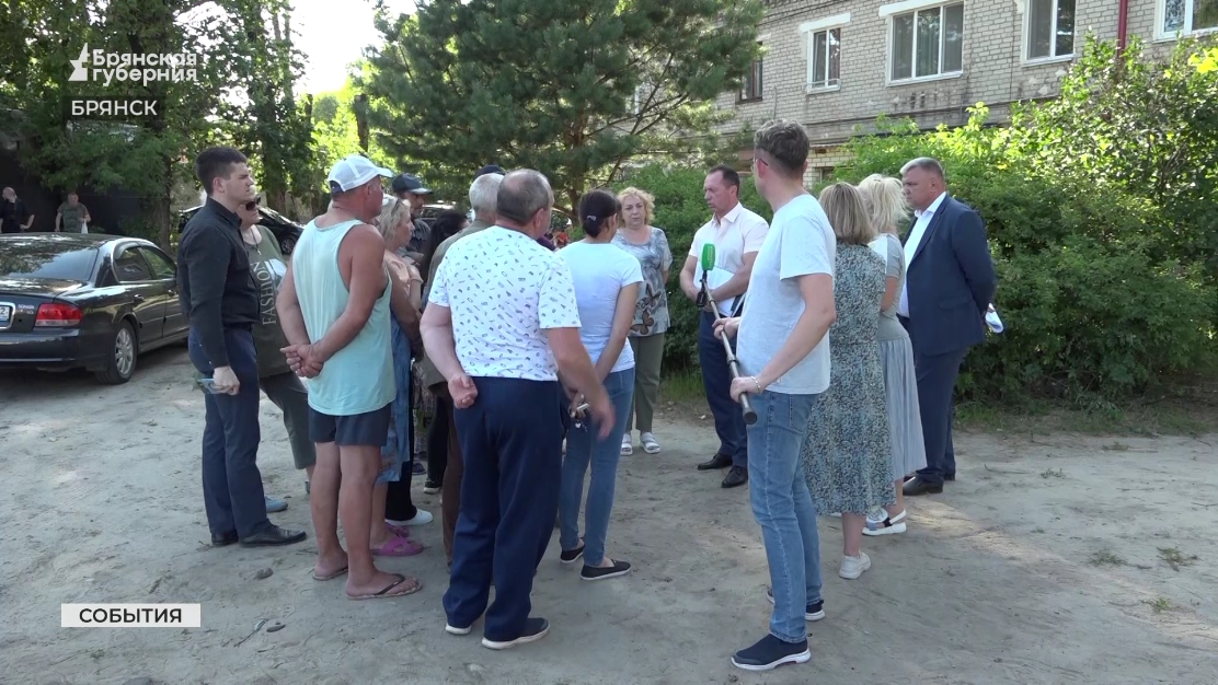 Сергей Антошин вновь встретился с жильцами дома №2 по улице 11 лет Октября в Брянске