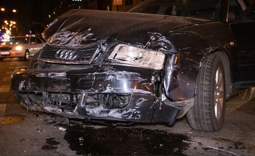 Неисправный Audi A6 протаранил Hyundai под Брянском: двое пострадали
