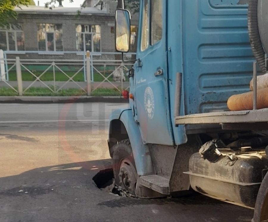 В Брянске автомобиль горводоканала попал в ловушку на дороге