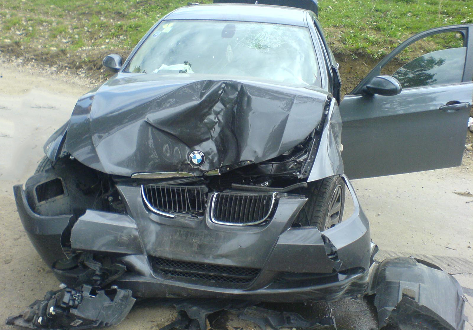 Под Брянском BMW протаранил две машины и врезался в столб: водитель госпитализирован