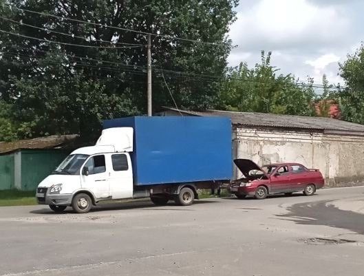 В Клинцах легковушка въехала сзади в автофургон