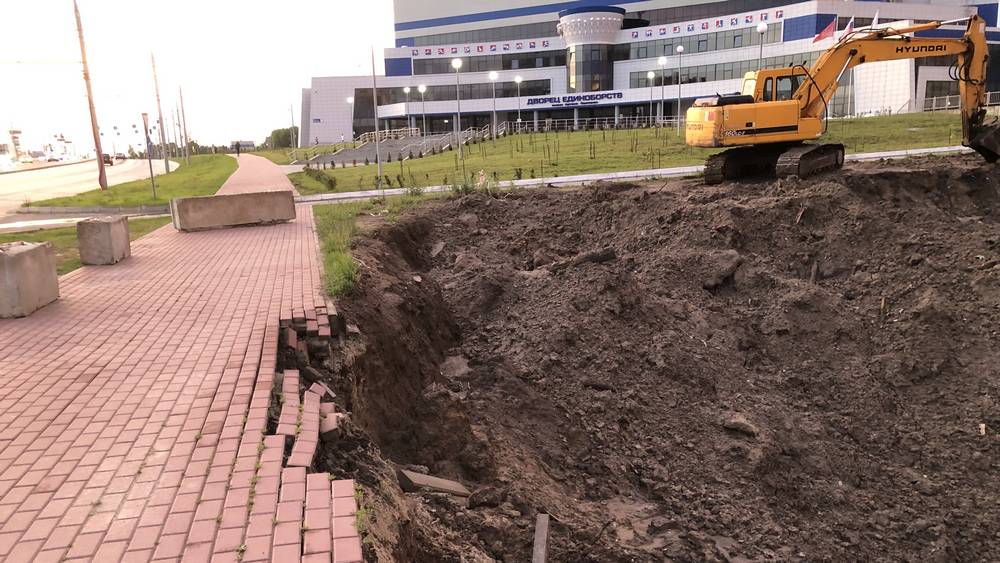 В Брянске в огромную яму возле Дворца единоборств обрушился тротуар