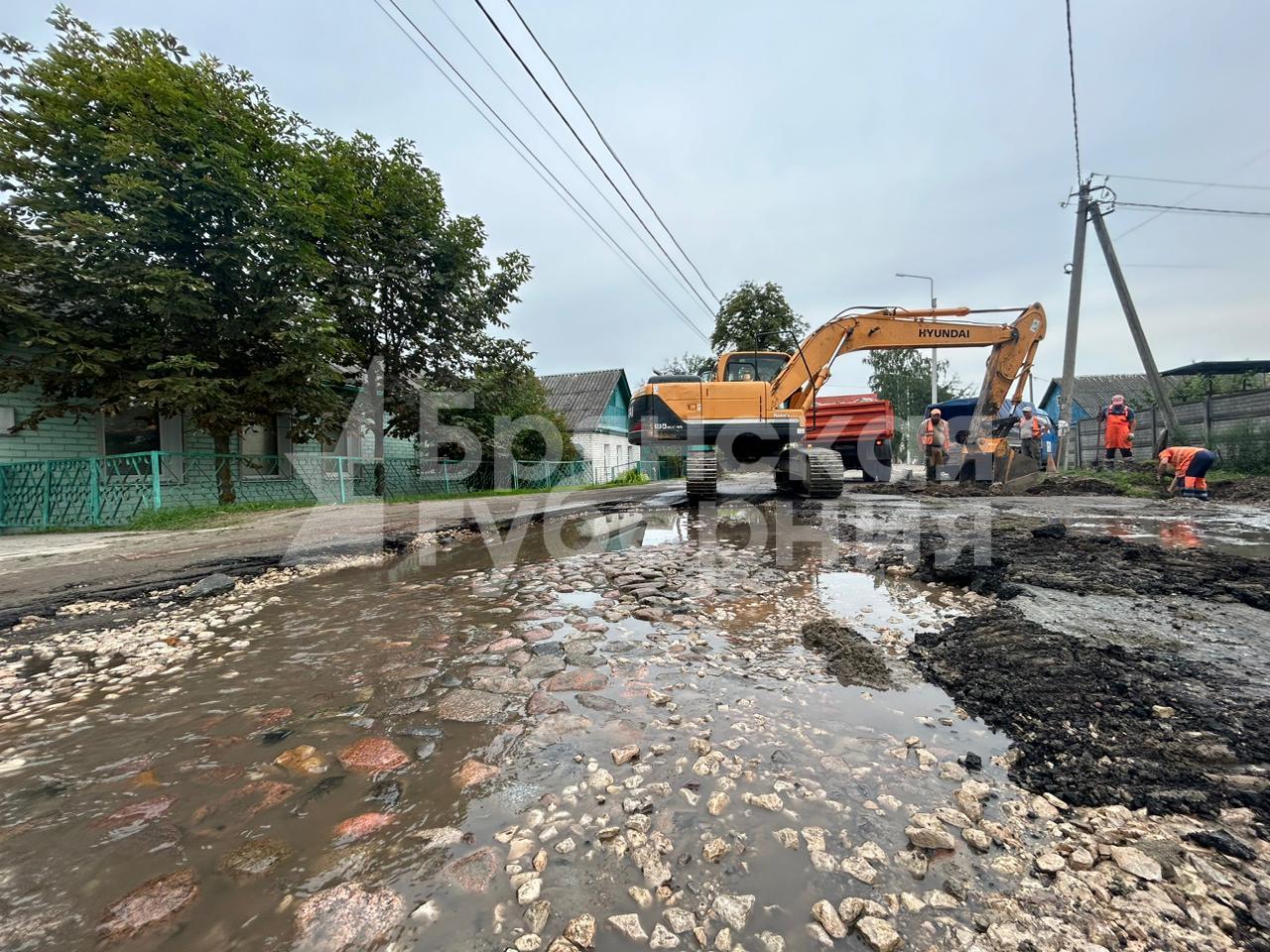 Булыжную мостовую откопали рабочие в ходе капремонта улицы Калинина в Брянске