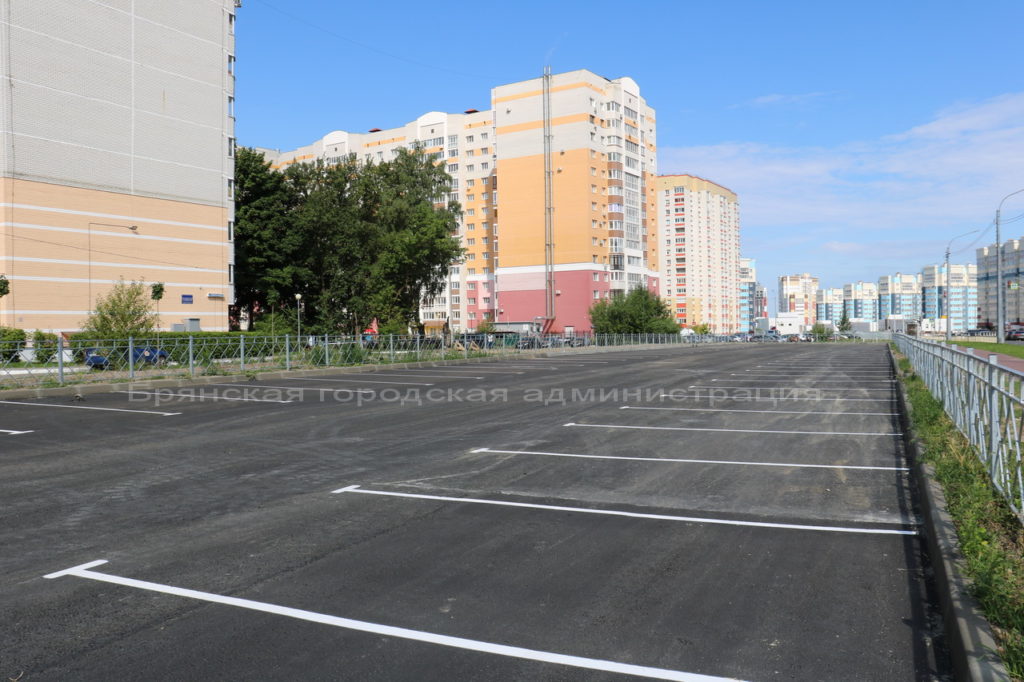 На улице Советской в Брянске на пустыре построили большую парковку