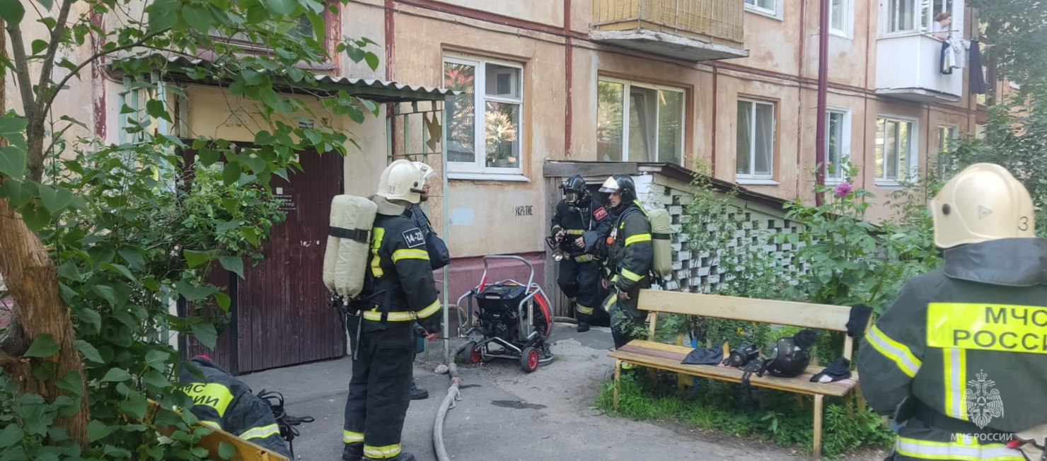 Во время пожара из многоэтажки в Брянске эвакуировали жильцов