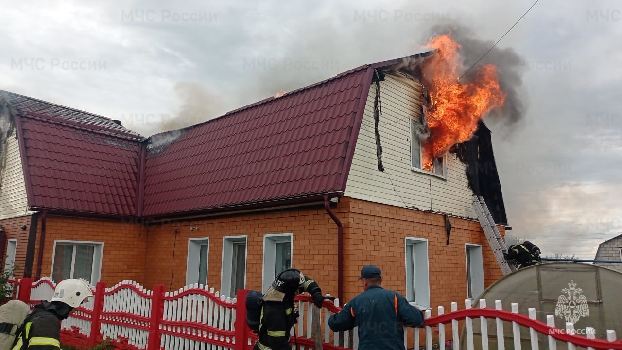 В поселке Чайковичи под Брянском огонь уничтожил кровлю частного дома
