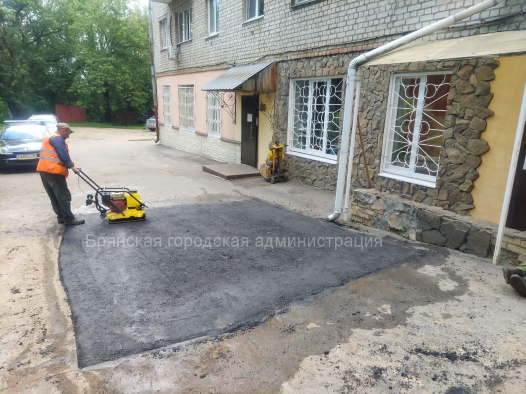 Коммунальщики ликвидировали провал в асфальтной дороге на улице Фокина в Брянске