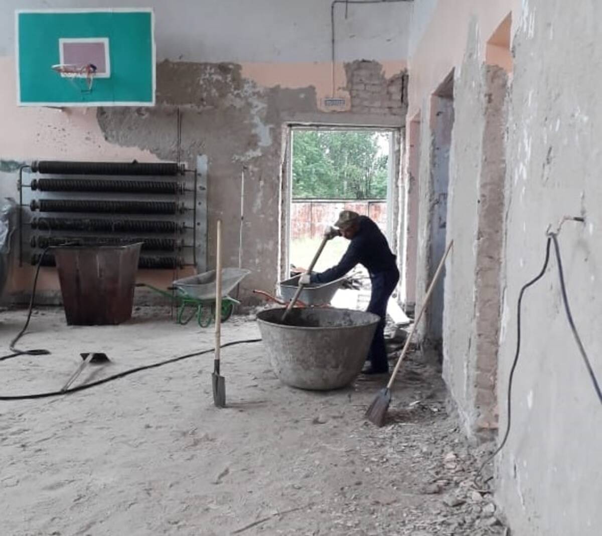В брянском поселке Погребы по нацпроекту отремонтируют спортзал местной школы