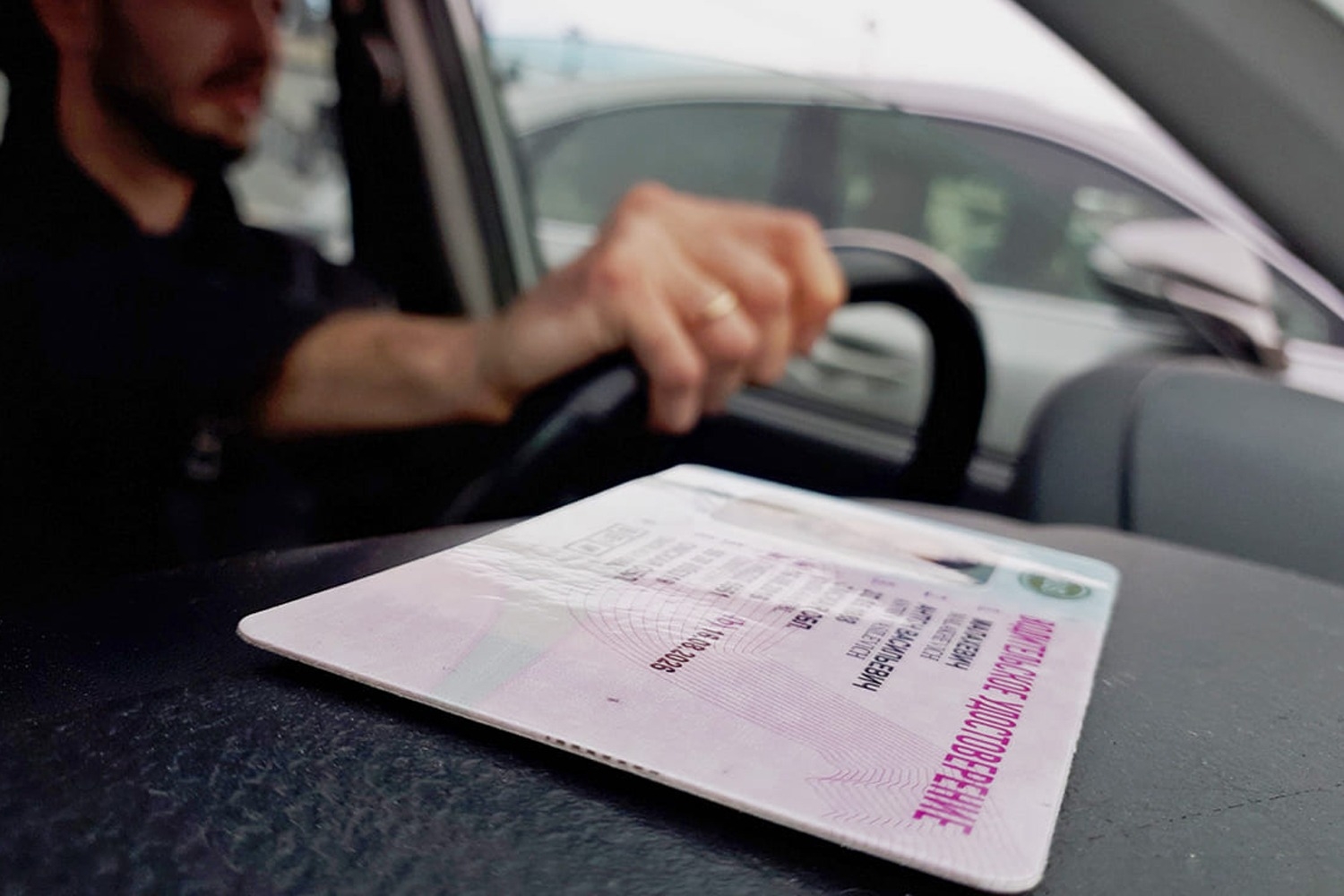 В России вот-вот приравняют цифровое водительское удостоверение к бумажному