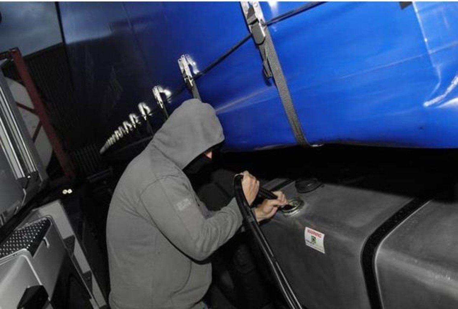 В Брянске задержали 19-летнего вора, слившего из грузовика 600 литров бензина