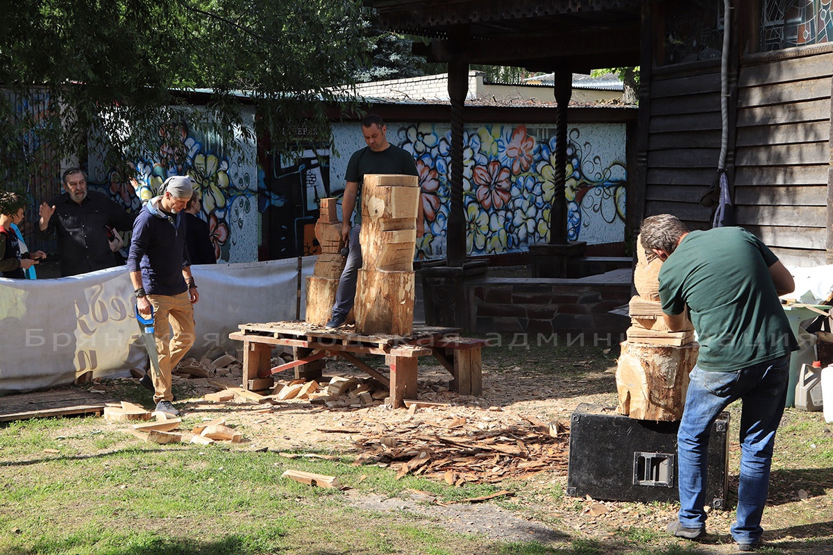 В Брянске пройдет фестиваль деревянных скульптур «Волшебный мир дерева»