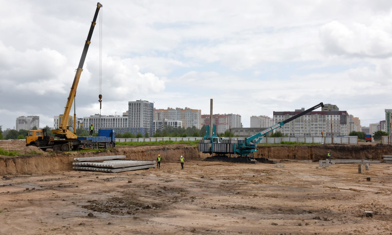 Подрядчик из Якутии сорвал сроки строительства школы на старом аэропорту в Брянске