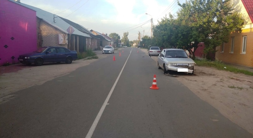 В Клинцах водитель легковушки переехал лежащую на дороге 19-летнюю девушку