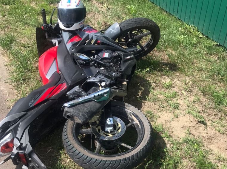 Под Жуковкой мотоциклист без прав снёс забор