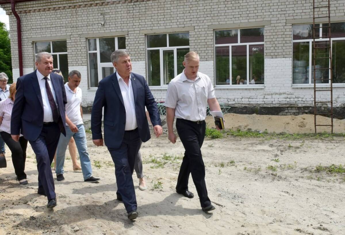 Александр Богомаз проинспектировал ремонт школ в Навлинском районе