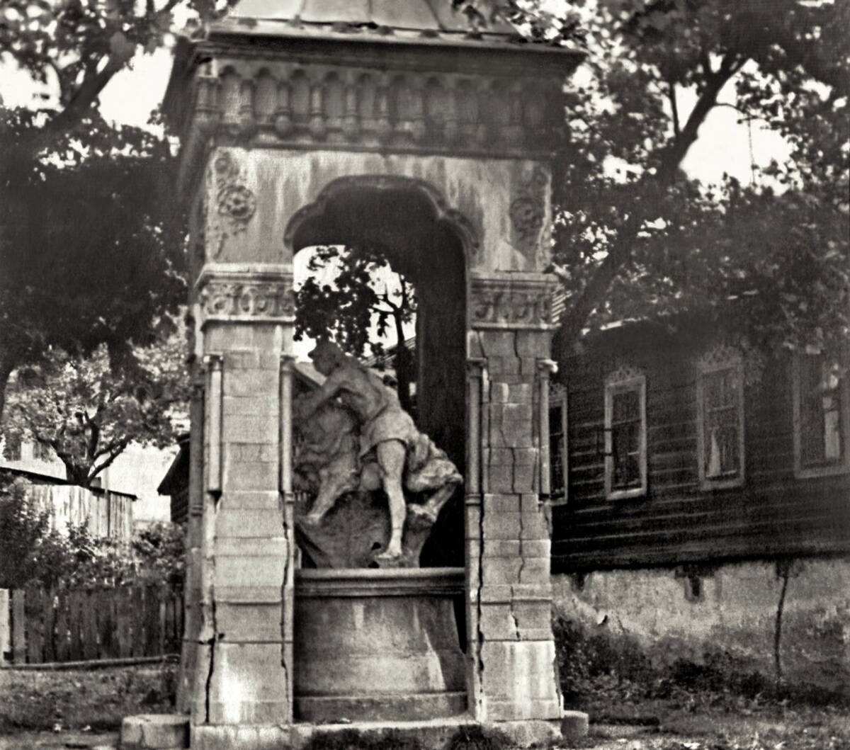 Жителям Брянской области показали старый снимок уникального фонтана Самсон