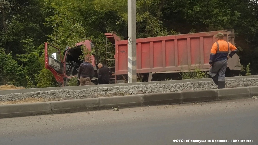 На улице Речной в Брянске самосвал съехал с дороги и застрял