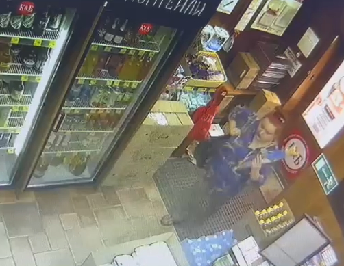 В Брянске ищут женщину, расплатившуюся в магазине чужой банковской картой