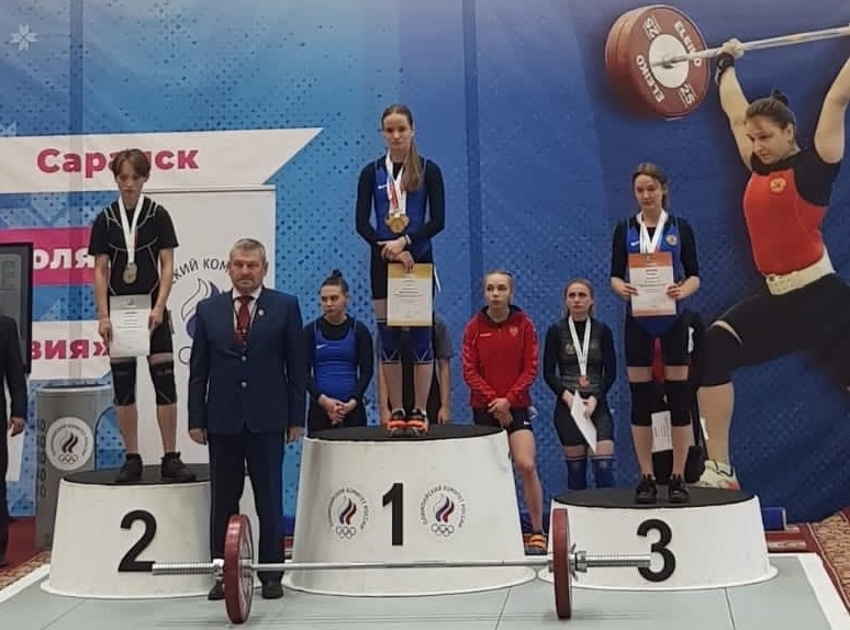 Брянская девушка завоевала золото на юниорском первенстве России по тяжелой атлетике