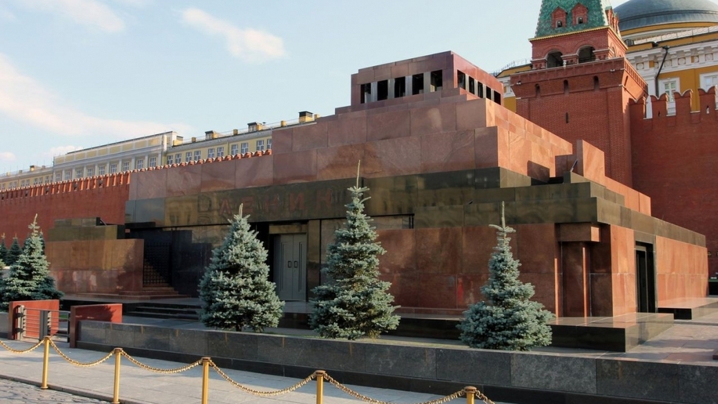 В Москве неадекватный мужчина бросил коктейль Молотова в Мавзолей Ленина