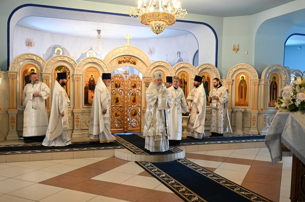 Митрополит Александр возглавил литургию в Брянском кафедральном соборе