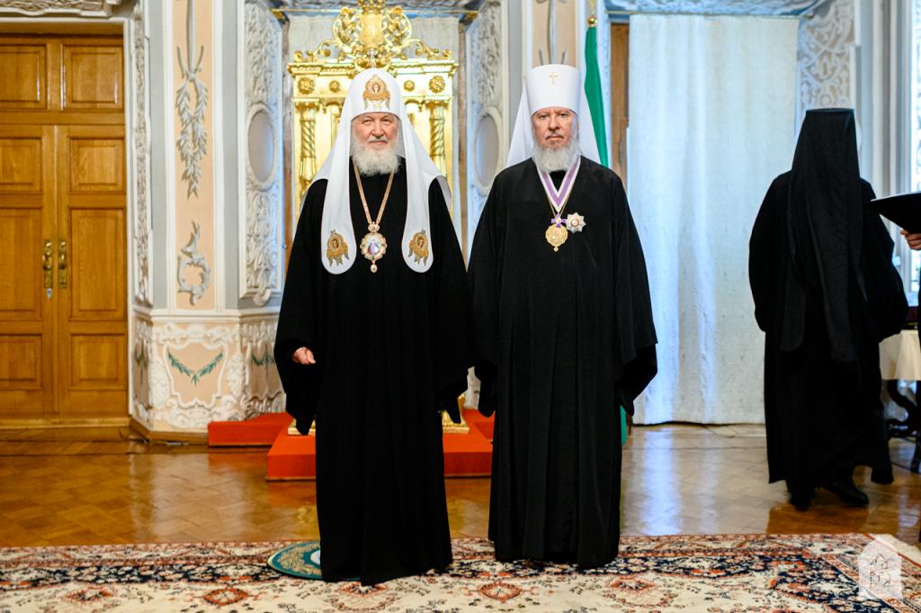 Патриарх Кирилл наградил брянского митрополита Александра орденом святителя Иннокентия