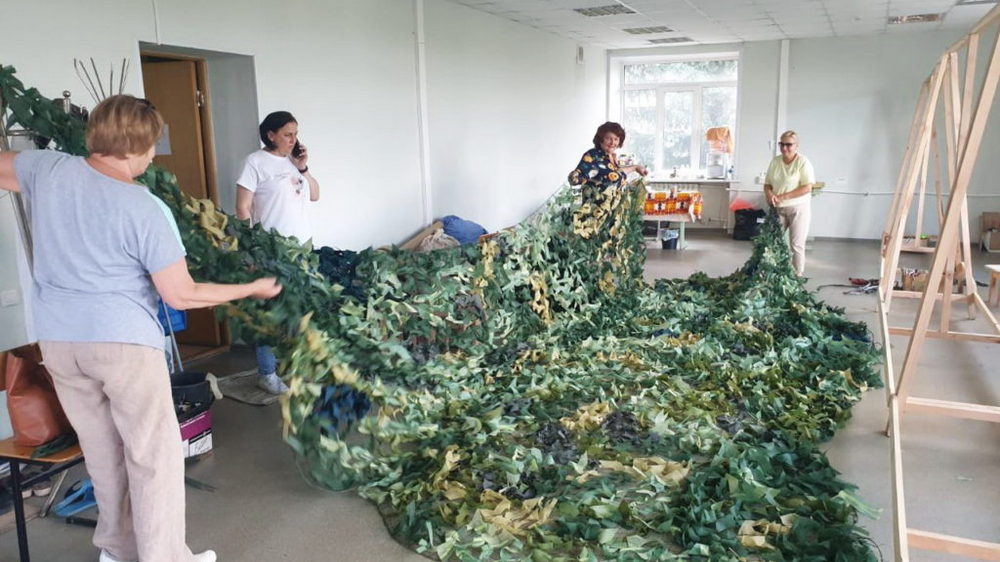 В каждом районе Брянска работают пункты плетения маскировочных сетей